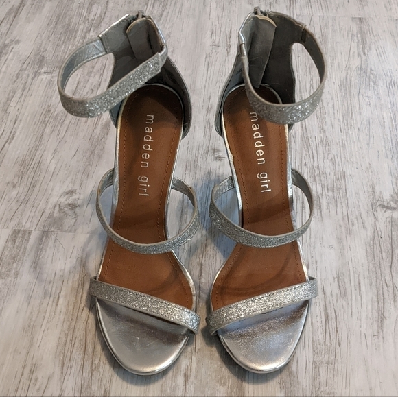 Strappy Madden Girl Daleah Sparkly Silver Zip-Back Heels Size 5.5 - Picture 2 of 7